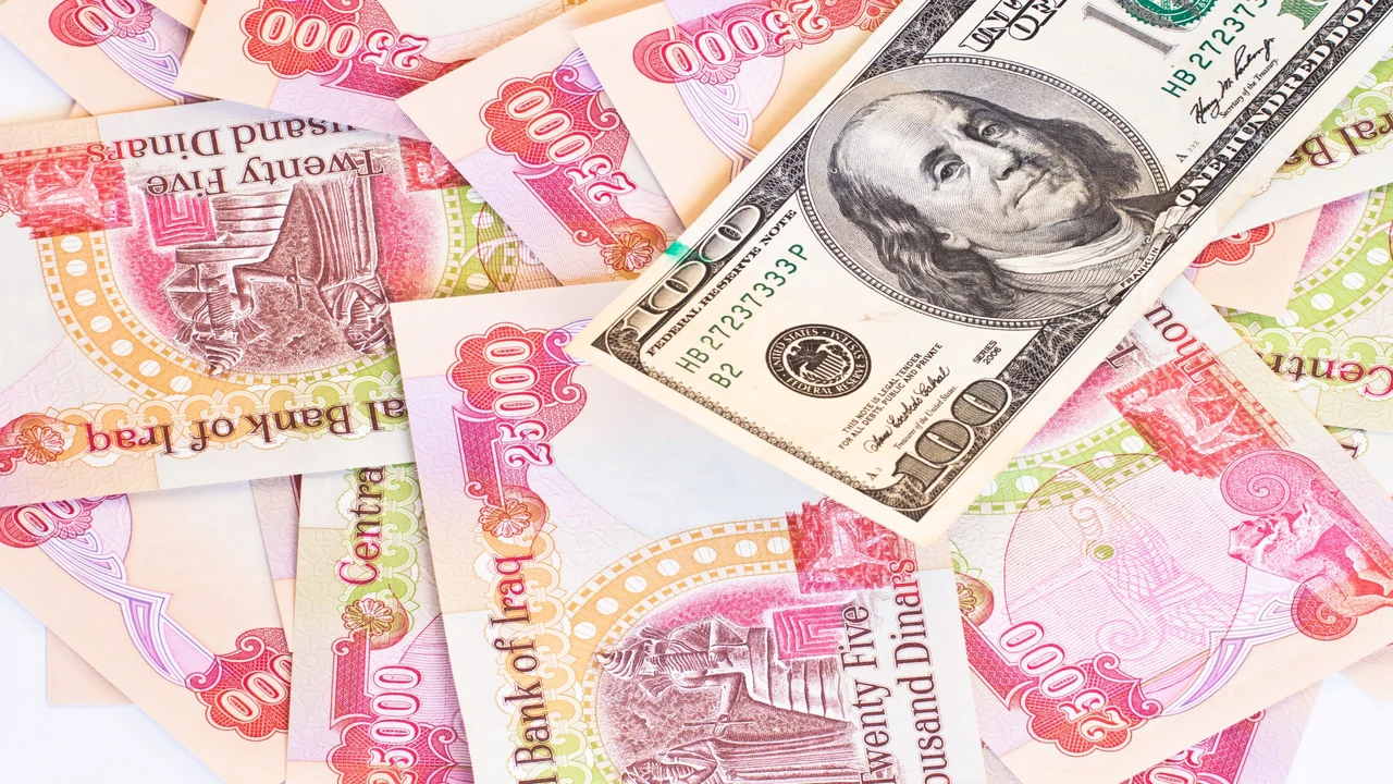 الدينار العراقي يتراجع أمام الدولار في تعاملات الأحد